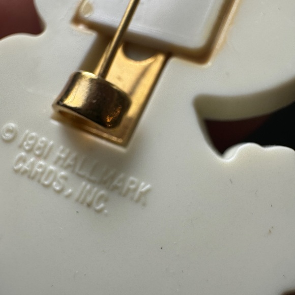 Vintage 1981 Hallmark Easter Bunny Pin Brooch Rabbit Painter Brush - Picture 5 of 5